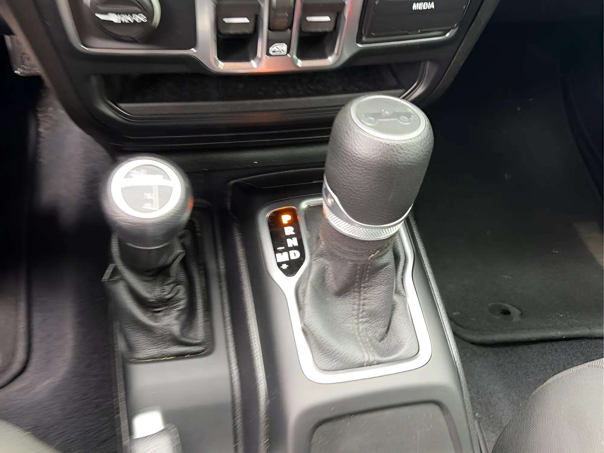 2020 Jeep Wrangler Unlimited Sport Altitude 4×4 - Photo 12