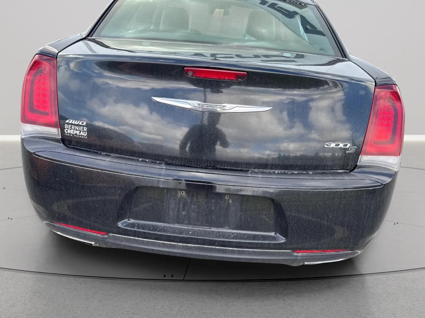 2018 Chrysler 300 S AWD - Photo 3