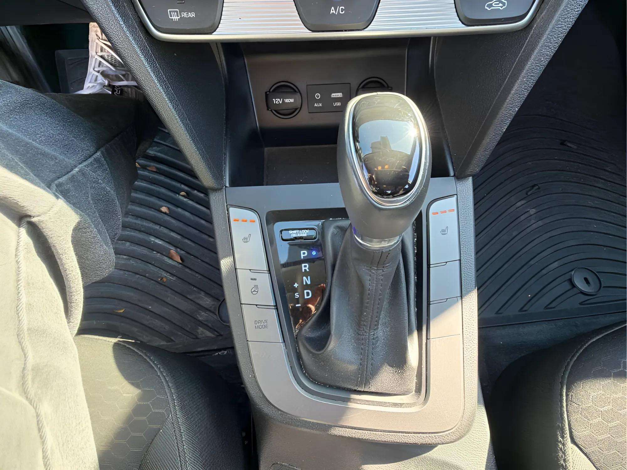 2020 Hyundai Elantra Preferred w/Sun & Safety Package IVT - Photo 10