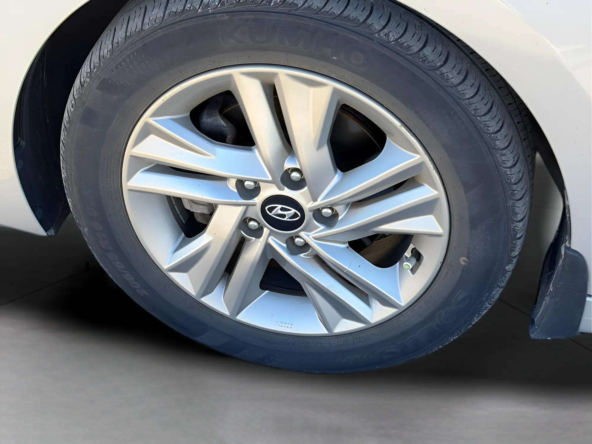2020 Hyundai Elantra Preferred w/Sun & Safety Package IVT - Photo 14